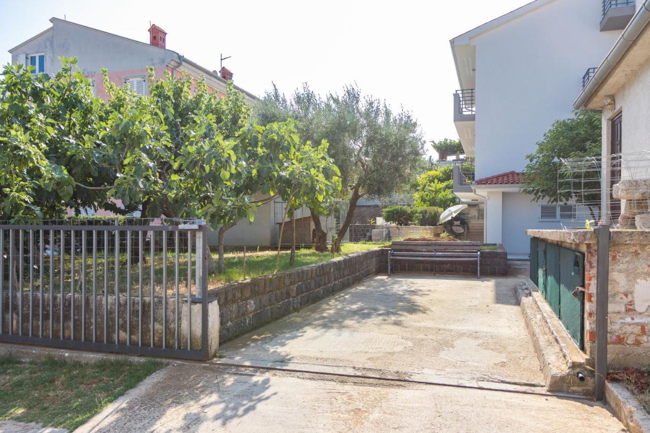 Tino Apartment With Free Parking Pula Exterior photo