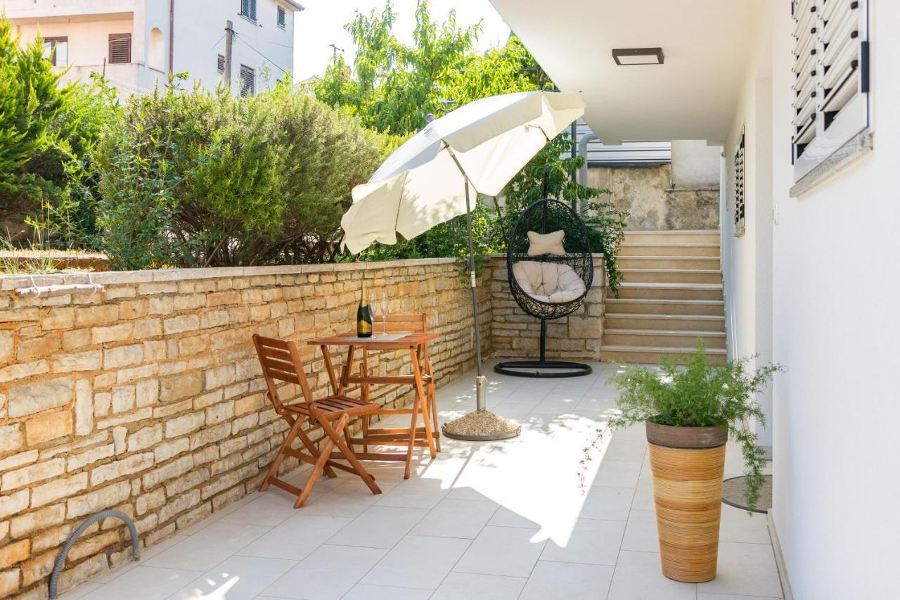 Tino Apartment With Free Parking Pula Exterior photo