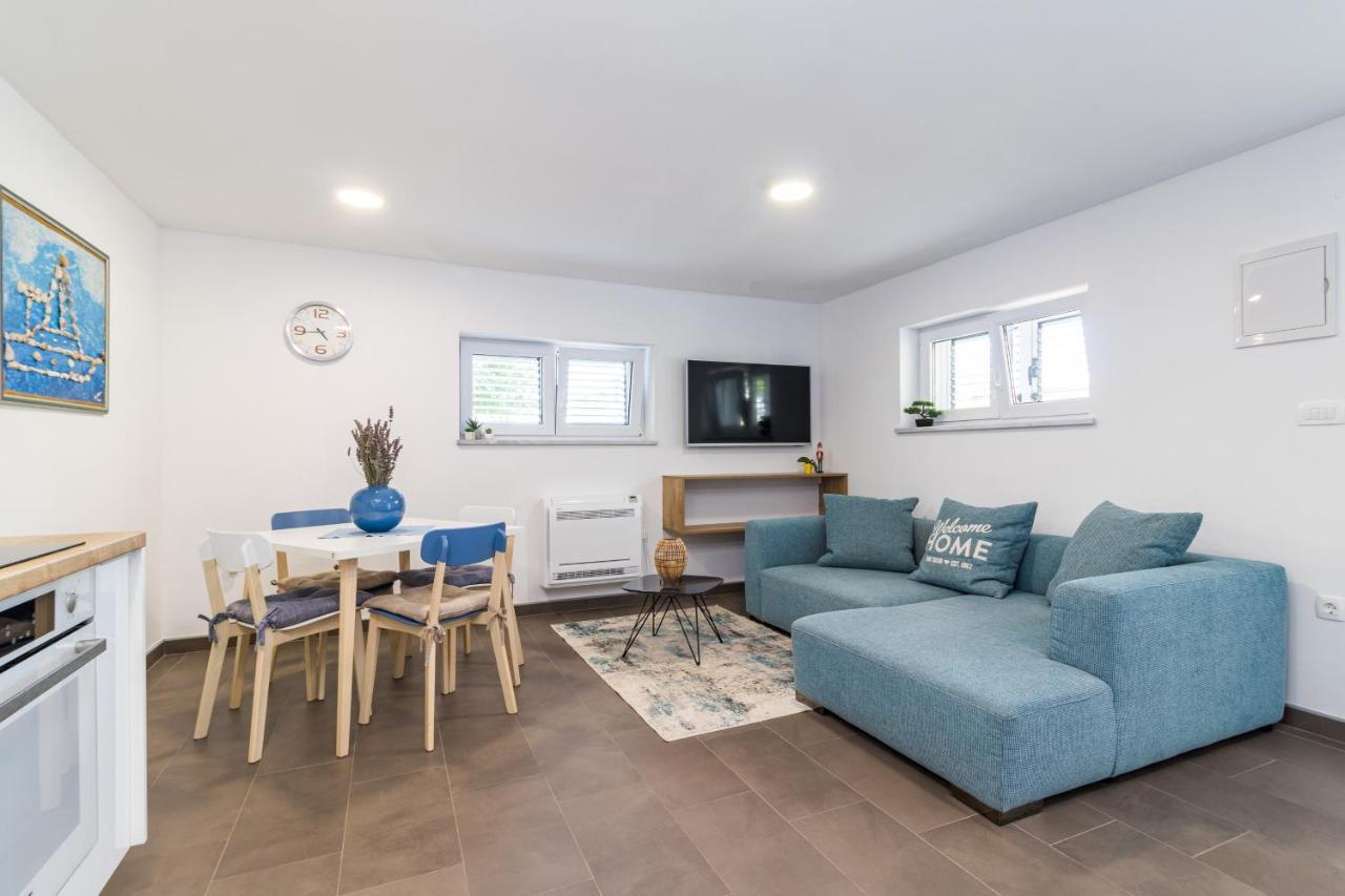 Tino Apartment With Free Parking Pula Exterior photo