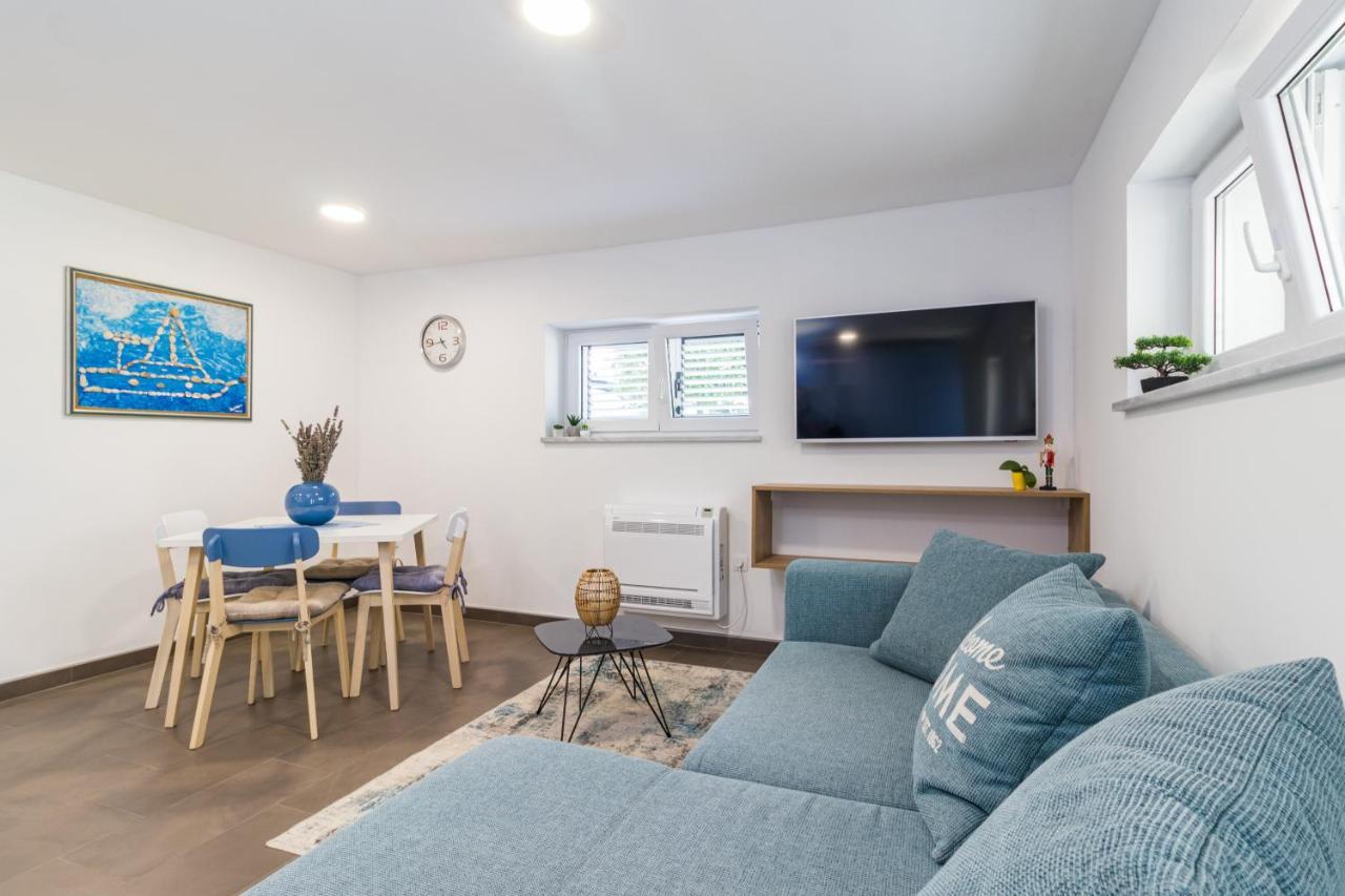 Tino Apartment With Free Parking Pula Exterior photo