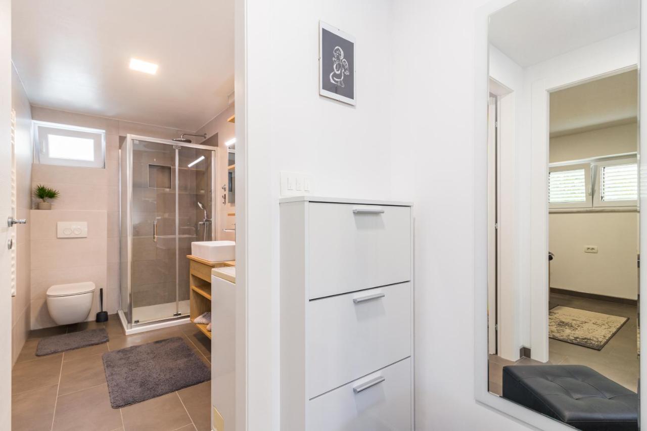 Tino Apartment With Free Parking Pula Exterior photo