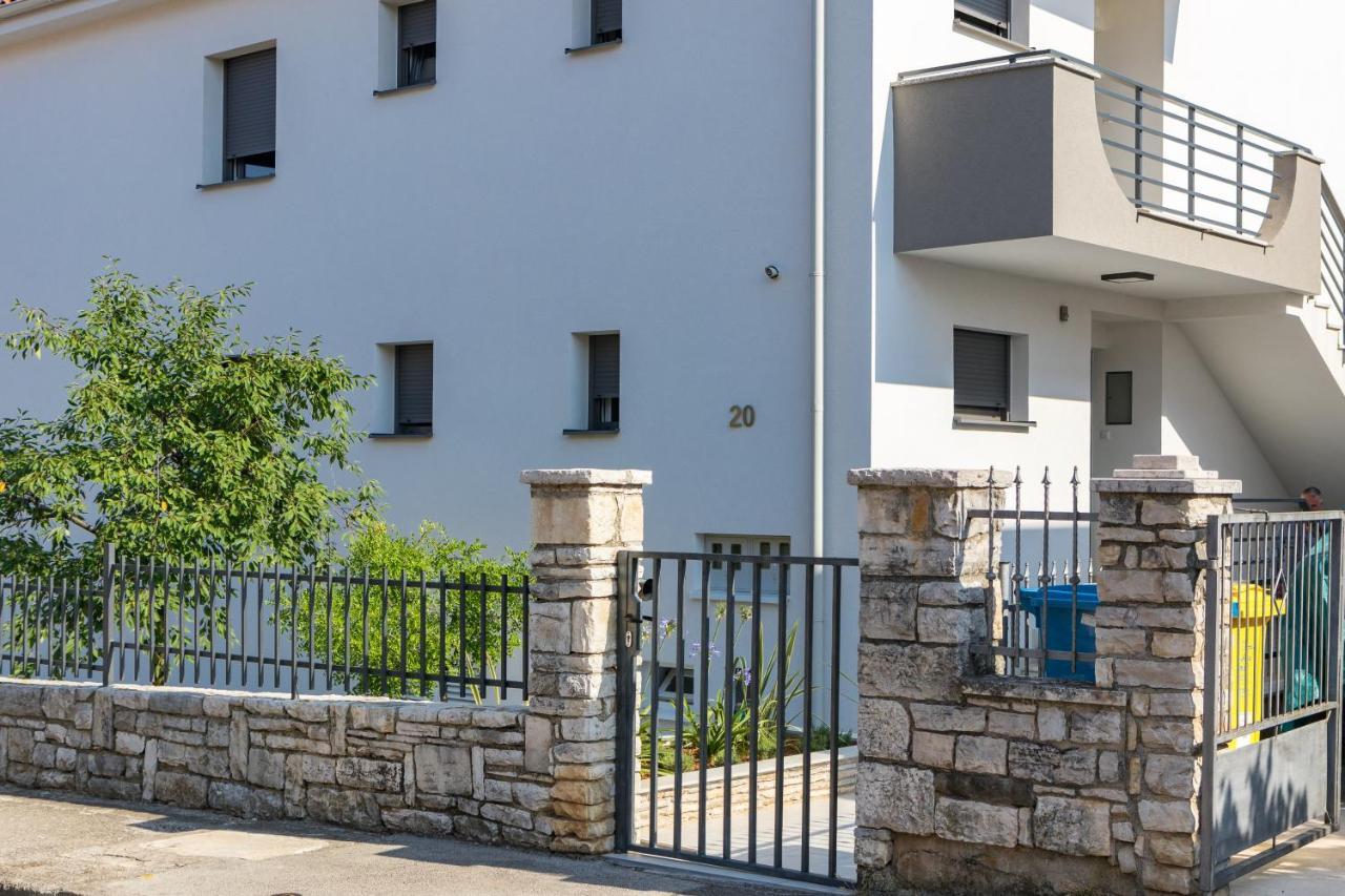Tino Apartment With Free Parking Pula Exterior photo