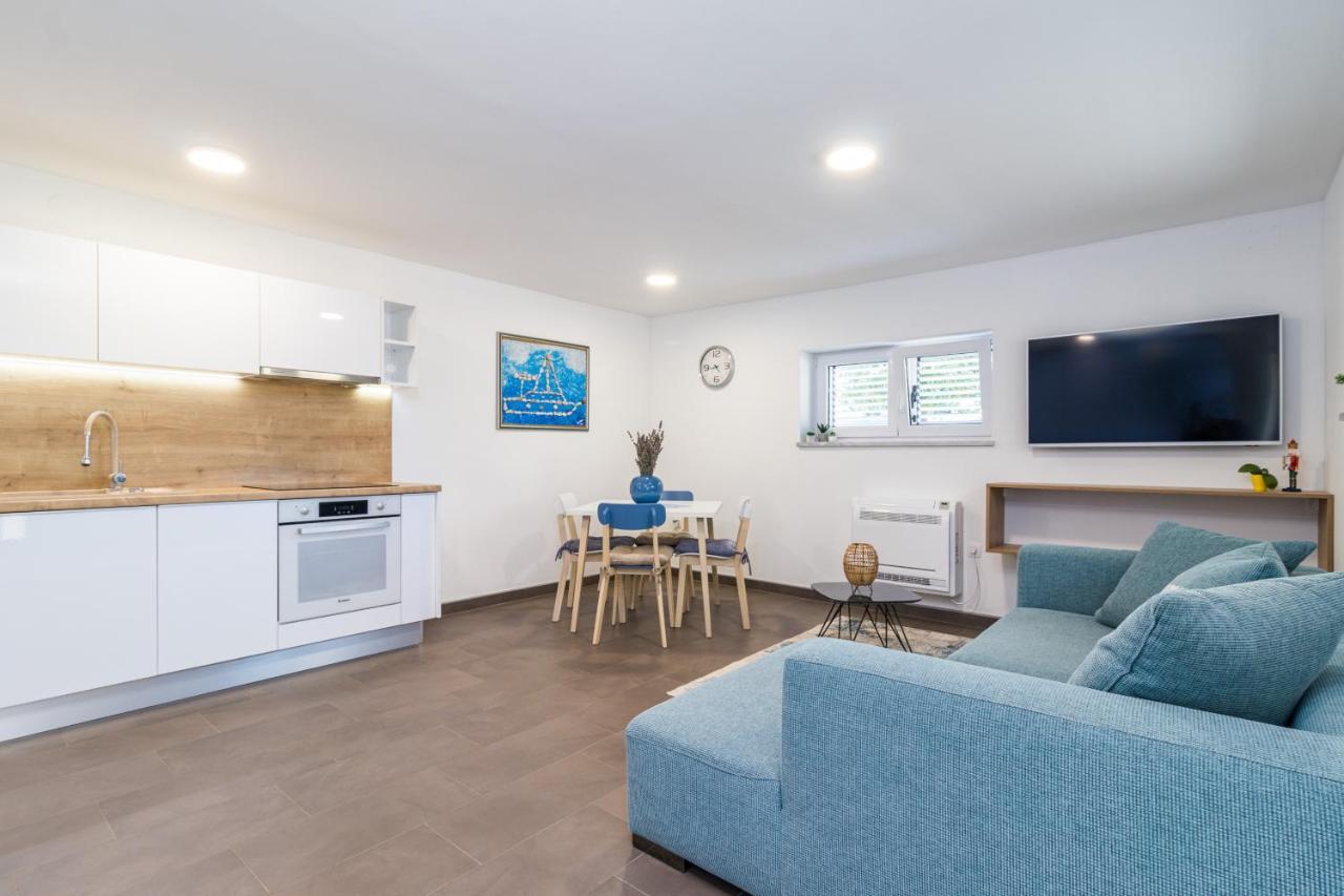 Tino Apartment With Free Parking Pula Exterior photo
